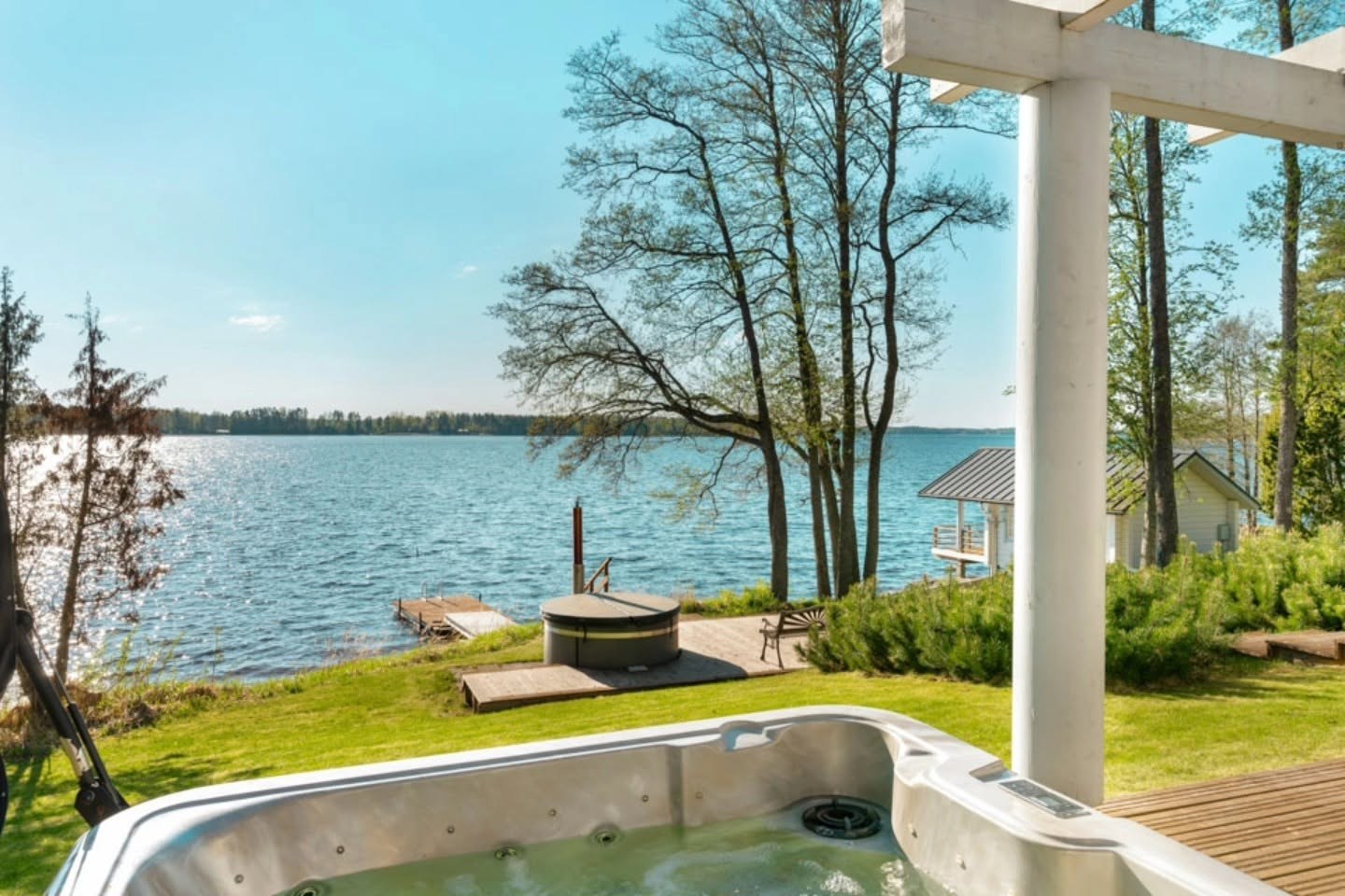 Wooden hot tub on the lawn at the edge of Lake Kaart at The Terwa